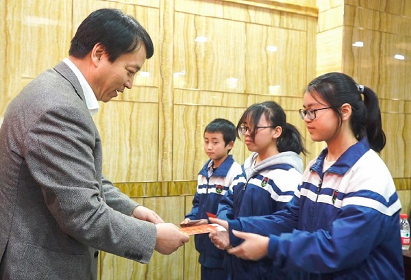 中國華融黨委副書記、監(jiān)事長胡建忠一行赴四川宣漢縣調(diào)研督導(dǎo)扶貧工作